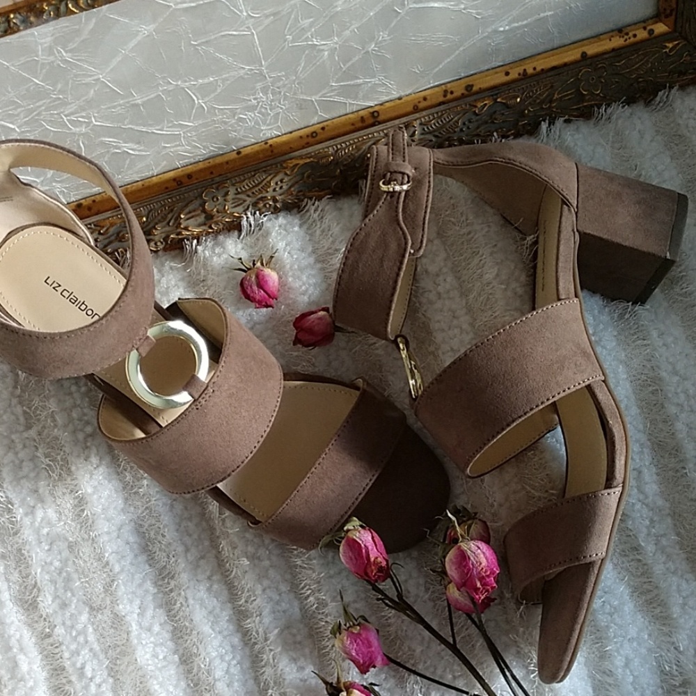 NEW Liz Claiborne Sandal Block Heel Medallion Ankle Strap Suede Truffle Tan 7.5 - Picture 3 of 13